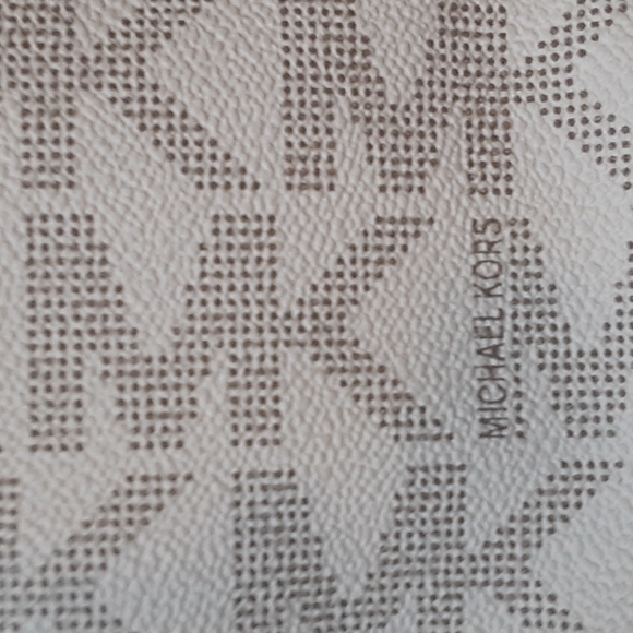 Michael KORS VANILLA HAMILTON CROSSBODY - Picture 7 of 17